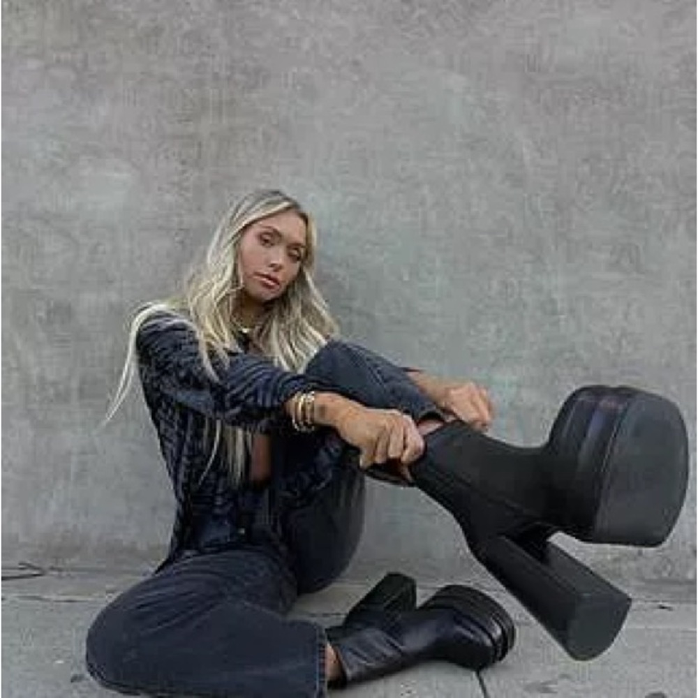 Steve Madden Cobra Platform Bootie NIB